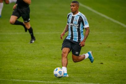 Jogador do Grêmio chuta a bola em um lance ao esperar a bola cair no gramado durante partida pelo grenal.Foto: Jefferson Botega/Agência RBSIndexador: Jeff Botega<!-- NICAID(14831592) -->