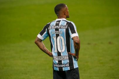 Jogador do Grêmio observa o jogo enquanto espera a bola durante partida pelo grenal.Foto: Jefferson Botega/Agência RBSIndexador: Jeff Botega<!-- NICAID(14831597) -->