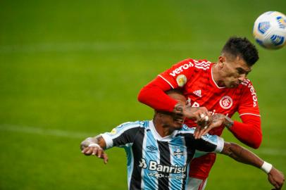 Jogadores do Grêmio e do Internacional tentam lance durante partida pelo grenal.Foto: Jefferson Botega/Agência RBSIndexador: Jeff Botega<!-- NICAID(14831596) -->