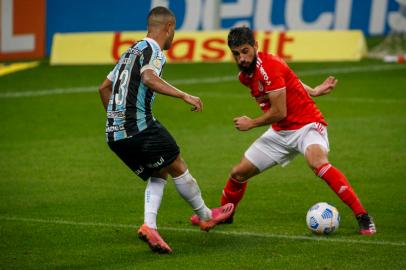 Jogadores do Grêmio e do Internacional disputam bola durante partida pelo grenal.Foto: Jefferson Botega/Agência RBSIndexador: Jeff Botega<!-- NICAID(14831605) -->