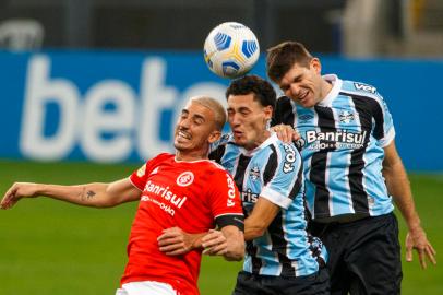 Jogadores do Grêmio e do Internacional disputam bola durante partida pelo grenal.Foto: Jefferson Botega/Agência RBSIndexador: Jeff Botega<!-- NICAID(14831610) -->