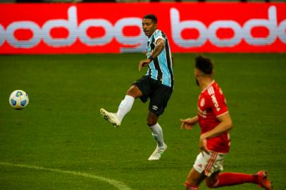 Jogadores do Grêmio e do Internacional disputam bola durante partida pelo grenal.Foto: Jefferson Botega/Agência RBSIndexador: Jeff Botega<!-- NICAID(14831611) -->