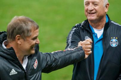 Técnicos do Internacional e do Grêmio se cumprimentam com abraço após partida pelo grenal.Foto: Jefferson Botega/Agência RBSIndexador: Jeff Botega<!-- NICAID(14831617) -->