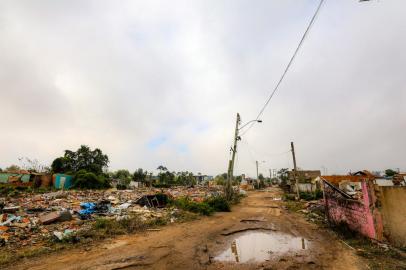 Esperada há mais de duas décadas pelos gaúchos, a obra de ampliação da pista do aeroporto Salgado Filho poderá ser retomada, em sua fase final, a partir desta segunda-feira. A data marca a saída da última família que vive na Vila Nazaré, que fica no sítio aeroportuário, na zona norte de Porto Alegre. Com a área liberada, a Fraport, empresa alemã que administra o Salgado Filho, poderá retomar os trabalhos na pista, que passará dos atuais 2.280 metros para 3.200 metros.<!-- NICAID(14831891) -->