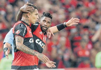 Rodinei (D) abriu o placar e Guerrero (E) marcou o segundo gol do Flamengo ontem no Maracanã