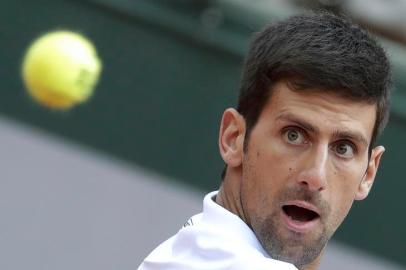 Serbias Novak Djokovic returns the ball to Austrias Dominic Thiem during their tennis match at the Roland Garros 2017 French Open on June 7, 2017 in Paris.  / AFP PHOTO / Thomas SAMSONEditoria: SPOLocal: ParisIndexador: THOMAS SAMSONSecao: tennisFonte: AFPFotógrafo: STR