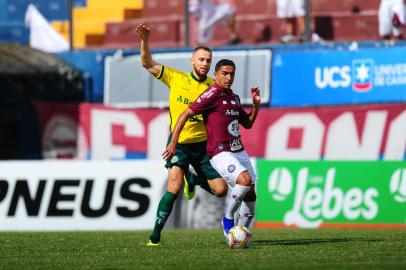 CAXIAS DO SUL, RS, BRASIL, 16/02/2020. SER Caxias x Ypiraga, jogo válido pela semifinal Taça Cel. Ewaldo Poeta, primeiro turno do Campeonato Gaúcho 2020 (Gauchão 2020), realizado no estádio Centenário. Atacante Juninho Potiguar (D). (Porthus Junior/Agência RBS)<!-- NICAID(14420871) -->