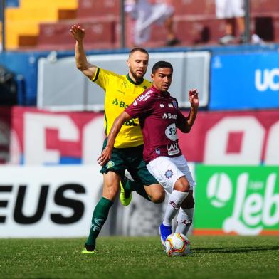 CAXIAS DO SUL, RS, BRASIL, 16/02/2020. SER Caxias x Ypiraga, jogo válido pela semifinal Taça Cel. Ewaldo Poeta, primeiro turno do Campeonato Gaúcho 2020 (Gauchão 2020), realizado no estádio Centenário. Atacante Juninho Potiguar (D). (Porthus Junior/Agência RBS)<!-- NICAID(14420871) -->