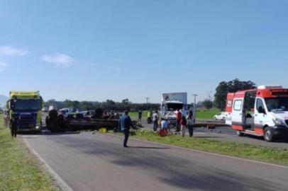 Um acidente envolvendo dois caminhões no início da tarde desta segunda-feira (12) provoca bloqueio de trânsito na BR-101, no Litoral Norte. Conforme informações preliminares da Polícia Rodoviária Federal, a colisão aconteceu no km 53, na região de Terra de Areia, bloqueando o sentido norte-sul da rodovia.<!-- NICAID(14832438) -->