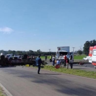 Um acidente envolvendo dois caminhões no início da tarde desta segunda-feira (12) provoca bloqueio de trânsito na BR-101, no Litoral Norte. Conforme informações preliminares da Polícia Rodoviária Federal, a colisão aconteceu no km 53, na região de Terra de Areia, bloqueando o sentido norte-sul da rodovia.<!-- NICAID(14832438) -->