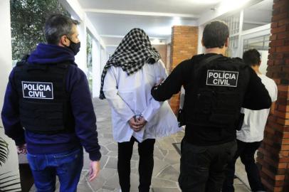 PORTO ALEGRE, RS - 13/07/2021 - Polícia Civil prende, em Porto Alegre, três suspeitos de desviar medicamentos do Hospital de Pronto Socorro (HPS) para fabricação caseira de uma droga conhecida como purple drank ou lean.FOTO: Ronaldo Bernardi / Agência RBS.<!-- NICAID(14833152) -->