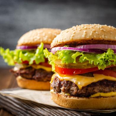 Two homemade tasty burgers on wood tableDois hambúrgueres caseiros saborosos em mesa de madeira. Foco seletivo.Fonte: 282247995<!-- NICAID(14316627) -->