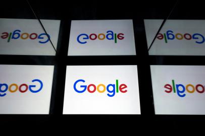 This illustration picture shows the US  multinational technology and Internet-related services company Google logo displayed on a tablet in Paris on February 18, 2019. (Photo by Lionel BONAVENTURE / AFP)Editoria: FINLocal: ParisIndexador: LIONEL BONAVENTURESecao: computing and information technoFonte: AFPFotógrafo: STF<!-- NICAID(14803817) -->