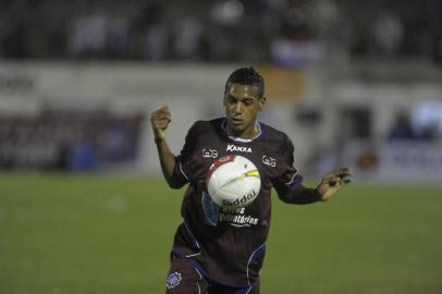 CAXIAS DO SUL , RS, BRASIL Jogo de despedida do centrovante Washington. O Jogo da Paz , como foi batizado é a despedida do jogador que reuniudiversos jogadores e ex jogadores no estádio Centenário onde o jogador começou a carreira. Na foto Edenilson, ex-Caxias  e campeão brasileiro 2011 pelo Corinthians. (Juan Barbosa/Pioneiro)<!-- NICAID(7769413) -->