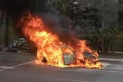 Bombeiros combatem incêndio em carro que pegou fogo na Avenida Nilo Peçanha, em Porto Alegre<!-- NICAID(14833672) -->