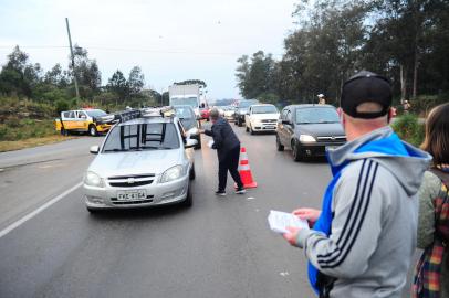 CAXIAS DO SUL, RS, BRASIL, 13/07/2021. Manifestação quer alertar a população sobre a proposta do Governo do Estado para concessão das rodovias da Serra e as novas praças de pedágios. RS-122, em frente da entrada para o Campus 8 da UCS. Alguns vereadores estiveram presentes. (Porthus Junior/Agência RBS)<!-- NICAID(14833697) -->