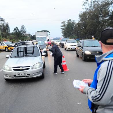 CAXIAS DO SUL, RS, BRASIL, 13/07/2021. Manifestação quer alertar a população sobre a proposta do Governo do Estado para concessão das rodovias da Serra e as novas praças de pedágios. RS-122, em frente da entrada para o Campus 8 da UCS. Alguns vereadores estiveram presentes. (Porthus Junior/Agência RBS)<!-- NICAID(14833697) -->