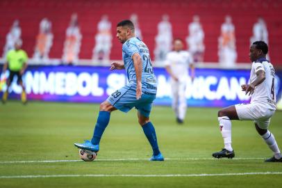 Gremio x LDURS - FUTEBOL/CONMEBOL SULAMERICANA 2021 /GREMIO X LDU - ESPORTES - Lance da partida entre Gremio e LDU disputada na noite desta Terca-feira, no estÃ¡dio Rodrigo Paz Delgado, valida pelas oitavas de final da Copa Sulamericana 2021. FOTO: LUCAS UEBEL/Grêmio/ DivulgaçãoEditoria: SPOLocal: QuitoIndexador: Lucas UebelSecao: futebolFonte: Gremio.netFotógrafo: Gremio x LDU<!-- NICAID(14833831) -->