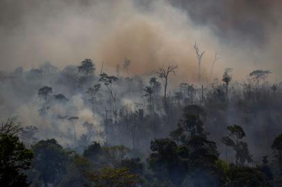 Nesta foto de arquivo tirada em 27 de agosto de 2019, fumaça sobe de incêndios florestais em Altamira, Pará, Brasil, na bacia amazônica. O desmatamento na Amazônia brasileira registrou um registro semestral de 3.070 km2 entre janeiro e junho de 2020, segundo dados oficiais que aumentam a pressão do presidente brasileiro Jair Bolsonaro para abandonar seus projetos de abertura econômica da maior floresta tropical do planeta.<!-- NICAID(14543192) -->