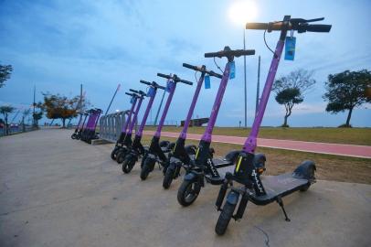 PORTO ALEGRE, RS - 14/07/2021 - Patinetes da FlipOn na Orla do Gasômetro. FOTO: Lauro Alves / Agência RBS.<!-- NICAID(14834041) -->