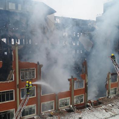 PORTO ALEGRE, RS - 15/07/2021 - Bombeiros controlam as chamas do incêndio no prédio da Secretaria de Segurança Pública do Rio Grande do Sul ocorrido na noite desta quarta-feira (14). FOTO: Lauro Alves / Agência RBS<!-- NICAID(14835477) -->