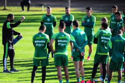 CAXIAS DO SUL, RS, BRASIL, 14/07/2021. Treino do Juventude no CFAC. O Ju está disputando a série A do Campeonato Brasileiro. Na foto, técnico Marquinhos Santos conversando com jogadores. (Porthus Junior/Agência RBS)<!-- NICAID(14834580) -->