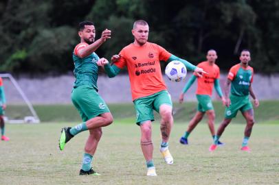 Juventude treina no CT do Vitória antes de jogo contra o Bahia, pelo Campeonato Brasileiro. Na foto, Elton e Rafael Forster.<!-- NICAID(14827497) -->