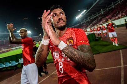 Paulinho of Chinas Guangzhou Evergrande leaves the pitch after their AFC Champions League semi-final football match with Japans Urawa Red Diamonds in Guangzhou in Chinas southern Guangdong province on October 23, 2019. (Photo by STR / AFP) / China OUTEditoria: SPOLocal: GuangzhouIndexador: STRSecao: soccerFonte: AFPFotógrafo: STR<!-- NICAID(14836172) -->