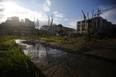 Fotos do terreno onde seria o Centro Cultural Terreira da Tribo, na esquina da João Alfredo com a Aureliano de Figueiredo Pinto. Obras abandonadas.Foto: Félix Zucco/Agência RBS<!-- NICAID(14836076) -->