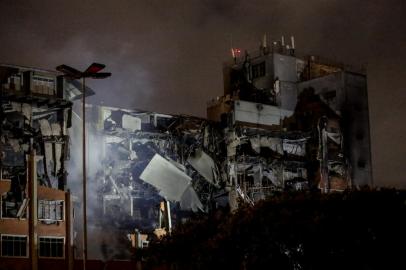 Destroços do prédio da SSP após o incêndio da noite anterior.Foto: Marco Favero/Agência RBS<!-- NICAID(14836255) -->