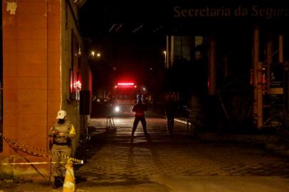 PORTO ALEGRE, RS, BRASIL,  15/07/2021- Destroços do prédio da SSP após o incêndio da noite anterior. Foto: Marco Favero/Agência RBS<!-- NICAID(14836401) -->