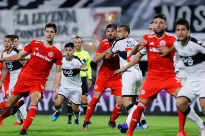 Paraguays Olimpia and Brazils Internacional players are seen during their Copa Libertadores round of 16 first leg football match at the Manuel Ferreira stadium in Asuncion, on July 15, 2021. (Photo by Nathalia Aguilar / POOL / AFP)Editoria: SPOLocal: AsuncionIndexador: NATHALIA AGUILARSecao: soccerFonte: POOLFotógrafo: STR<!-- NICAID(14836549) -->