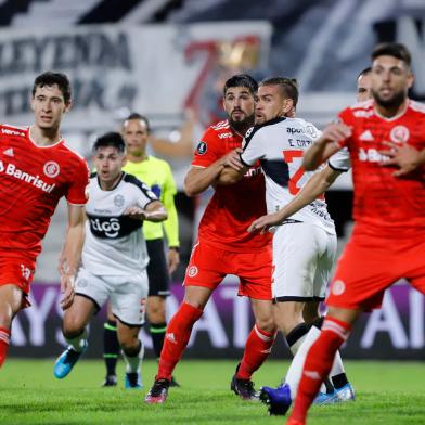 Paraguays Olimpia and Brazils Internacional players are seen during their Copa Libertadores round of 16 first leg football match at the Manuel Ferreira stadium in Asuncion, on July 15, 2021. (Photo by Nathalia Aguilar / POOL / AFP)Editoria: SPOLocal: AsuncionIndexador: NATHALIA AGUILARSecao: soccerFonte: POOLFotógrafo: STR<!-- NICAID(14836549) -->