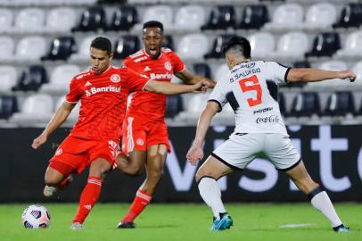 Brazils Internacional Caio Vidal (L) and Paraguays Olimpia Saul Salcedo vie for the ball during their Copa Libertadores round of 16 first leg football match at the Manuel Ferreira stadium in Asuncion, on July 15, 2021. (Photo by Nathalia Aguilar / POOL / AFP)Editoria: SPOLocal: AsuncionIndexador: NATHALIA AGUILARSecao: soccerFonte: POOLFotógrafo: STR<!-- NICAID(14836542) -->