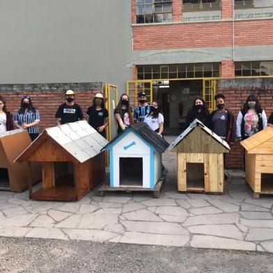 Um projeto desenvolvido pelos alunos da Escola Estadual Antônio Avelino Boff, de Fazenda Souza, tornará mais quentinho e confortável o inverno de cães de Caxias do Sul. É que três turmas do terceiro ano do Ensino Médio foram desafiadas a construir casinhas para os bichinhos em um projeto da disciplina de matemática. As moradias serão destinadas para uma protetora de animais da cidade.<!-- NICAID(14837051) -->