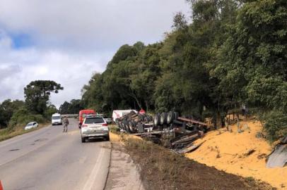 Motorista morre após caminhão tombar na RS-122, em Ipê. Acidente ocorreu na manhã desta sexta-feira, 16 de julho. <!-- NICAID(14837310) -->