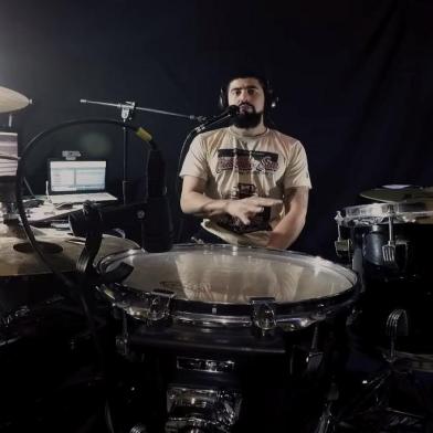 Baterista Thiago Caurio realiza o projeto GROOVES INSIDE MY HEAD<!-- NICAID(14837099) -->