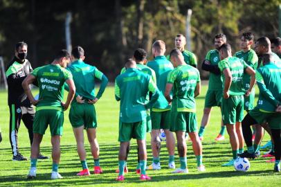 CAXIAS DO SUL, RS, BRASIL, 14/07/2021. Treino do Juventude no CFAC. O Ju está disputando a série A do Campeonato Brasileiro. Na foto, técnico Marquinhos Santos conversando com jogadores. (Porthus Junior/Agência RBS)<!-- NICAID(14834579) -->