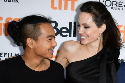 Maddox e sua mãe, Angelina Jolie<!-- NICAID(14837621) -->