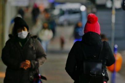 O inverno começa a ficar mais rigoroso e frio se intensifica na capital gaúcha. Imagens de pessoas agasalhadas.Foto: Lauro Alves/Agência RBS<!-- NICAID(14838493) -->