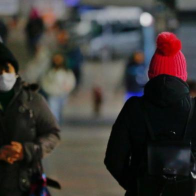 O inverno começa a ficar mais rigoroso e frio se intensifica na capital gaúcha. Imagens de pessoas agasalhadas.Foto: Lauro Alves/Agência RBS<!-- NICAID(14838493) -->