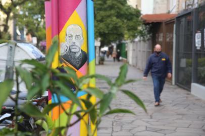 Ação do Colégio CID, no Bairro Bom Fim, pinta postes na Rua Fernandes Vieira com homenagens a escritores.Foto: André Ávila/Agência RBS<!-- NICAID(14837407) -->