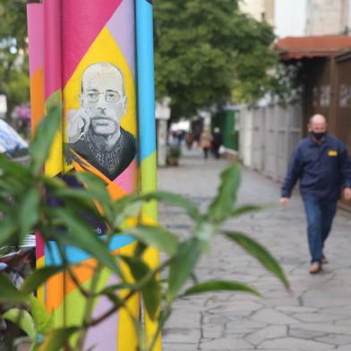 Ação do Colégio CID, no Bairro Bom Fim, pinta postes na Rua Fernandes Vieira com homenagens a escritores.Foto: André Ávila/Agência RBS<!-- NICAID(14837407) -->