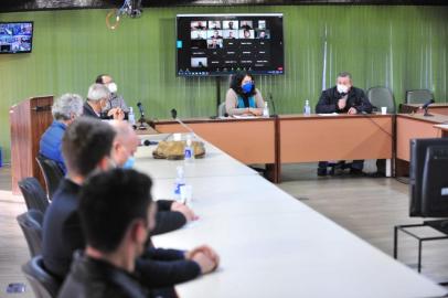 A Câmara de Vereadores de Caxias promoveu o primeiro debate público sobre o programa de concessões de rodovias para a Serra Gaúcha. Representando o governo do Estado e a principal pasta da articulação do projeto, o secretário de Parcerias do RS, Leonardo Busatto, respondeu a questionamentos contestações e críticas de vereadores, prefeitos, deputados, representantes de entidades envolvidas pelo tema e do público.<!-- NICAID(14816456) -->