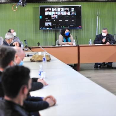 A Câmara de Vereadores de Caxias promoveu o primeiro debate público sobre o programa de concessões de rodovias para a Serra Gaúcha. Representando o governo do Estado e a principal pasta da articulação do projeto, o secretário de Parcerias do RS, Leonardo Busatto, respondeu a questionamentos contestações e críticas de vereadores, prefeitos, deputados, representantes de entidades envolvidas pelo tema e do público.<!-- NICAID(14816456) -->