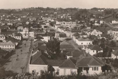 Vista do centro de Bento Gonçalves, nos anos 1940. Imagem do acervo do senhor Dalvino Pazzinato (in memoriam), disponiblizada pelo neto Gustavo Pazzinato Pezzini<!-- NICAID(14838764) -->