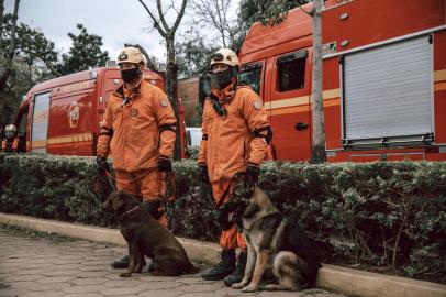 O vice-governador e secretário da Segurança Pública, delegado Ranolfo Vieira Júnior, visitou a área do prédio-sede da SSP para acompanhar a evolução do trabalho do Corpo de Bombeiros Militar no arrefecimento da área, após o incêndio, e buscas dos dois bombeiros desaparecidos. Foto: Rodrigo ZiebellIndexador: RODRIGO ZIEBELL<!-- NICAID(14840086) -->