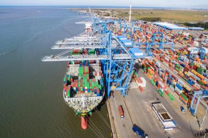 Tecon, terminal portuário de embarque de contêineres em Rio Grande<!-- NICAID(14374586) -->