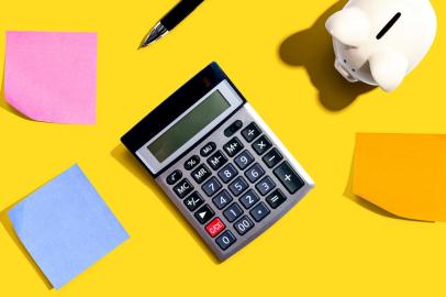 Calculator with a piggy bankCalculator with a piggy bank - flat lay. PHOTO: Tierney / stock.adobe.comFonte: 385998397<!-- NICAID(14834208) -->