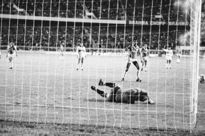 Inter x Olímpia (3x5) decisão da Libertadores de 1989, jogo em que o Inter perdeu para o Olímpia nos penaltis, nesta cobrança o jogador Nilson errou um penalti durante o jogoObs: este penalti não é daqueles para decidir  a vaga, foi um cobrado e errado por ele no tempo normal.#Envelope: 79733    <!-- NICAID(6415393) -->